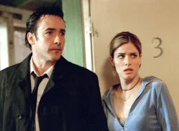 Seltsame Dinge geschehen in dem heruntergekommenen Motel, die sich weder Ed (John Cusack, l.) noch Paris (Amanda Peet, r.) erkl&auml;ren k&ouml;nnen ...