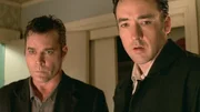 Ed Dakota (John Cusack, rechts) und Officer Rhodes (Ray Liotta) machen eine weitere unangenehme Entdeckung.
