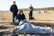 Kriminalhauptkommissarin Maria Voss (Nina Kunzendorf, M.) und ihr Kollege Teo Kromann (Godehard Giese, r.) werden zusammen mit dem Polizisten Lars Klapproth (Andr&eacute; Hennicke, l.) an den Fundort einer verbrannten Leiche gerufen.