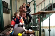 Bei einer Wohnungsaufl&ouml;sung kommt es zu einem Unfall: Notarzt Haase (Fabian Harloff, 2.v.l.) versorgt den verletzten David Ingwersen (Christoph Gareisen, liegend), w&auml;hrend dessen Frau Konstanze (Karin Giegerich, 2.v.r.) und Melanie (Sanna Englund, r.) besorgt dabei stehen.