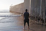 Der Mexikaner Jos&eacute; Lu&iacute;s will in die USA emigrieren, da dort seine Familie lebt. Bei einem Versuch, die Grenze illegal zu &uuml;berqueren wurde einer seiner Freunde von der Grenzpolizei erschossen und Jos&eacute; Lu&iacute;s zur&uuml;ck nach Mexiko gebracht.