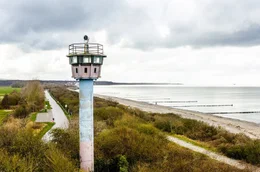Ein ehemaliger Grenzsicherungsturm an der Ostseek&uuml;ste
