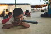 Ein Jugendlicher in Mexiko mit einem Gewehr. Viele Drogenkartelle rekrutieren gezielt minderj&auml;hrige Jungen &ndash; oft aus armutsgepr&auml;gten Regionen ohne Bildungs- oder Berufsperspektive.