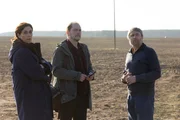 Die beiden Kriminalhauptkommissare Maria Voss (Nina Kunzendorf, l.) und Teo Kromann (Godehard Giese, M.) sprechen mit dem Tankwart Gunnar Nowack (J&ouml;rg Witte, r.), der dem verbrannten Opfer das Benzin verkauft hatte.
