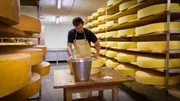 Senner Thomas stellt den typischen Bregenzerw&auml;lder Bergk&auml;se her.