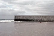 Der Grenzzaun zwischen Mexiko und den USA f&uuml;hrt am Strand von Tijuana ins Meer. Viele Migranten kommen beim Versuch ihn zu umschwimmen ums Leben.