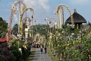 Gianyar: Die geschm&uuml;ckten Bambusstanden symbolisieren den heiligen Berg Agung.