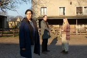 Kriminalhauptkommissarin Maria Voss (Nina Kunzendorf, l.) und ihr Kollege Teo Kromann (Godehard Giese, M.) besuchen den Strand-Hof, wo Anne Sonderberg (Luzia Oppermann, r.) Pflegekinder betreut.