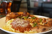 Spaghetti auf Pizza w&uuml;rden in Italien f&uuml;r Entsetzen sorgen, in Kanada sind sie aber Kult: die Pizza-Ghetti.