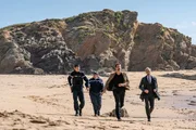 Ermittlungen am Strand: Pasquale Aleardi als Kommissar Dupin (2.v.r.), Jan Georg Sch&uuml;tte als Kadeg (r.)