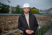 Sławomir Kuliński vor den Ruinen des S&auml;chsischen Palais in Warschau.