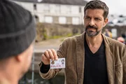 Kommissar Dupin (Pasquale Aleardi, r.) vernimmt den Fischer Albert Fidelin (Aurel Manthei).
