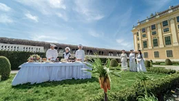 Im Kronprinzgarten wartet ein herrliches Kuchenbuffet auf die jungen Prinzessinnen.