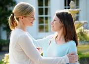 Katja Weitzenbock als Valentine Whiteley, Z&ouml;e Tapper als Sophie Whiteley