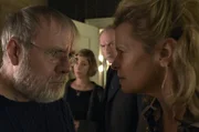 Joschi (Joachim Kr&oacute;l) findet es unertr&auml;glich, dass Linda (Leslie Malton) sich als seine Wohlt&auml;terin ausgibt. (Im Hintergrund Brigitte Zeh als Franziska und Herbert Knaup als Fred.