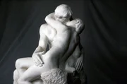 Wie Michelangelo besch&auml;ftigte sich auch Auguste Rodin intensiv mit der Bewegung, Emotion und Form des menschlichen K&ouml;rpers &ndash; was sich beispielsweise bei seinem Werk "Der Kuss" zeigt.