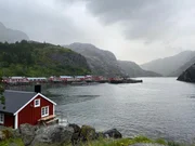 Malerische Fischerdörfer sind typisch für die Inselgruppe Lofoten. Malerische Fischerdörfer sind typisch für die Inselgruppe Lofoten.