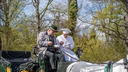 Der Fiaker und der K&uuml;chenjunge essen gemeinsam ihre Topfenkn&ouml;del zu Mittag.