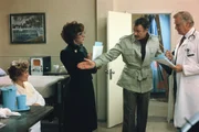 Michael Dorsey (Dustin Hoffman, 2.v.l.) spielt als Dorothy Michaels die Rolle seines Lebens...