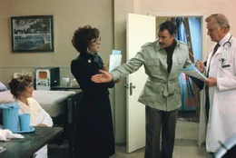 Michael Dorsey (Dustin Hoffman, 2.v.l.) spielt als Dorothy Michaels die Rolle seines Lebens...