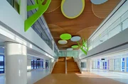 Viel Tageslicht, Raum zum Spielen und bunte Farben &ndash; "Healing Architecture", wie im Kinderkrankenhaus in Shenzhen, kann dazu beitragen, dass Klinikaufenthalte f&uuml;r Kinder angenehmer werden.