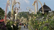 Gianyar: Die geschm&uuml;ckten Bambusstanden symbolisieren den heiligen Berg Agung.