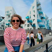 Format Quadrat. Moderatorin Simin Sadeghi in Aarhus &Oslash;, dem j&uuml;ngsten Stadtteil von Aarhus