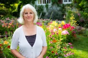 Karin Leuenberger in ihrem romantischen Stadtgarten in Schaffhausen (SH)