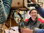 Tony Soyer programmiert seine vollautomatische Melkmaschine.