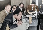 Der Publizist und Arzt Frantz Fanon auf der Pressekonferenz der Schriftsteller in Tunis 1959