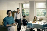 Golda Meir (Delia Mayer) und ihre Familie in der gemeinsamen Wohnung