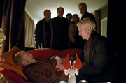 Max Schmeler (Mathieu Carri&egrave;re) ist eingetroffen und wendet sich als erstes dem Totenbett seines Freundes (Peter Maertens) zu. Joschi (Joachim Kr&oacute;l), Fred (Herbert Knaup), Uli (Michael Rotschopf), Linda (Leslie Malton) und Jakob (Dominic Raacke) interessiert etwas ganz anderes.