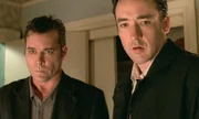 Ed Dakota (John Cusack, rechts) und Officer Rhodes (Ray Liotta) machen eine weitere unangenehme Entdeckung.