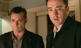 Ed Dakota (John Cusack, rechts) und Officer Rhodes (Ray Liotta) machen eine weitere unangenehme Entdeckung.