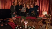 Am Totenbett des Vaters und Schwiegervaters (Peter Maertens) versammeln sich (v. li.): Uli (Michael Rotschopf), Lindas Ehemann Fred (Herbert Knaup), Linda (Leslie Malton), Ulis Ehefrau Franziska (Brigitte Zeh), Joschi (Joachim Kr&oacute;l) und Jakob (Dominic Raacke).