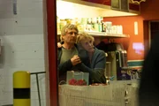 Gunnar Nowack (J&ouml;rg Witte) und Gerti Nowack (Rosa Enskat) betreiben gemeinsam eine kleine Tankstelle auf dem Land.