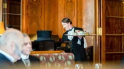 Der Ober Rudi serviert in gewohnter Eleganz.
