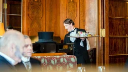 Der Ober Rudi serviert in gewohnter Eleganz.
