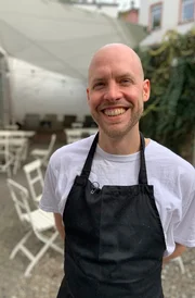 Patrick Schwentke hat in Frankfurt mit zwei Freunden das "Wir Komplizen" eröffnet – das erste eigene Restaurant. Patrick Schwentke hat in Frankfurt mit zwei Freunden das "Wir Komplizen" eröffnet – das erste eigene Restaurant.