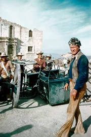 Unter Colonel David Crockett (John Wayne, re.) trotzen Dutzende M&auml;nner der anr&uuml;ckenden mexikanischen Armee. Tagelang bieten sie einer erdr&uuml;ckenden &Uuml;bermacht die Stirn und warten auf Verst&auml;rkung.