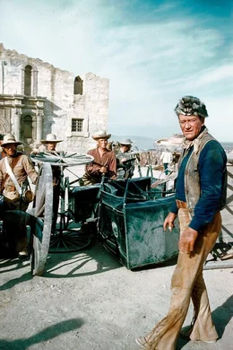 Unter Colonel David Crockett (John Wayne, re.) trotzen Dutzende M&auml;nner der anr&uuml;ckenden mexikanischen Armee. Tagelang bieten sie einer erdr&uuml;ckenden &Uuml;bermacht die Stirn und warten auf Verst&auml;rkung.