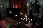 Linda (Leslie Malton) versucht, ihren kleinen Bruder Uli (Michael Rotschopf) zu tr&ouml;sten, der Probleme in seiner Ehe hat.