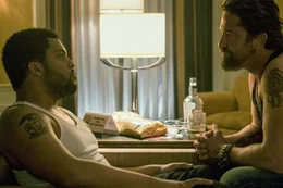 Officer Big Nick (Gerard Butler, re.) verh&ouml;rt Gangster Donnie (O'Shea Jackson).