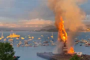 "Sankt-Hans" Feuer in Alesund ist das größte in ganz Norwegen. "Sankt-Hans" Feuer in Alesund ist das größte in ganz Norwegen.