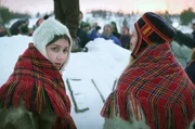 Ester (Ella Marie H&aelig;tta Isaksen, li.) lernt im Austausch mit der Aktivistin Risten (Sofia Jannok, re.), ihre samische Identit&auml;t zu akzeptieren, um f&uuml;r die Rechte ihres Volkes zu k&auml;mpfen.