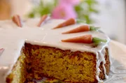 Die Aargauer Rüeblitorte – innen mit geriebenen Karotten und außen dekoriert mit kleinen Marzipan-Rüebli. Die Süßspeise wurde weit über die Grenzen des als Rüebliland bekannten Kantons Aargau hinaus bekannt. Die Aargauer Rüeblitorte – innen mit geriebenen Karotten und außen dekoriert mit kleinen Marzipan-Rüebli. Die Süßspeise wurde weit über die Grenzen des als Rüebliland bekannten Kantons Aargau hinaus bekannt.