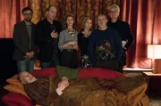 Am Totenbett des Vaters und Schwiegervaters (Peter Maertens) versammeln sich Uli (Michael Rotschopf), Lindas Ehemann Fred (Herbert Knaup), Linda (Leslie Malton), Ulis Ehefrau Franziska (Brigitte Zeh), Joschi (Joachim Kr&oacute;l) und Jakob (Dominic Raacke).