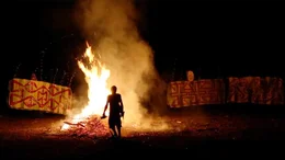 Der Feuertanz der Baining. Ein Ritual, mit dem die Priester dieses Urvolks die Vulkane des Archipels bes&auml;nftigen wollen.