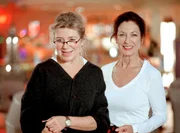 "Die Rosenkrieger". Im Bild: Beim Bowling spielen redet sich die Anw&auml;ltin Elvira Kupfer (Jutta Speidel, li.) bei ihrer besten Freundin, die Psychologin Anna K&ouml;nig (Daniela Ziegler) ihren ganzen Frust von der Seele.