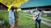 Musiker Philipp Lingg ist mit Heidi und Jonathan unterwegs im Bregenzer Wald.